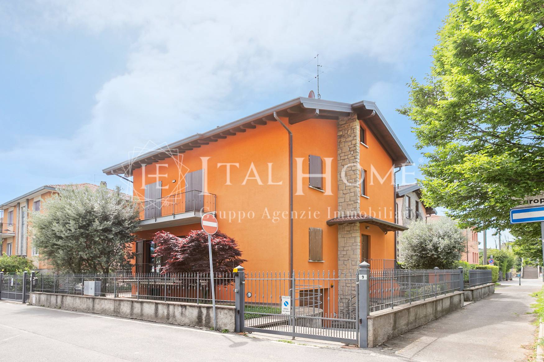 NEW ENTRY! Gorle Centro VILLA BIFAMIGLIARE TUTTA SU UNICO PIANO con Giardino di 300mq, REPARTO AUTO, LIBERA SU 4 LATI! OCCASIONISSIMA!!!