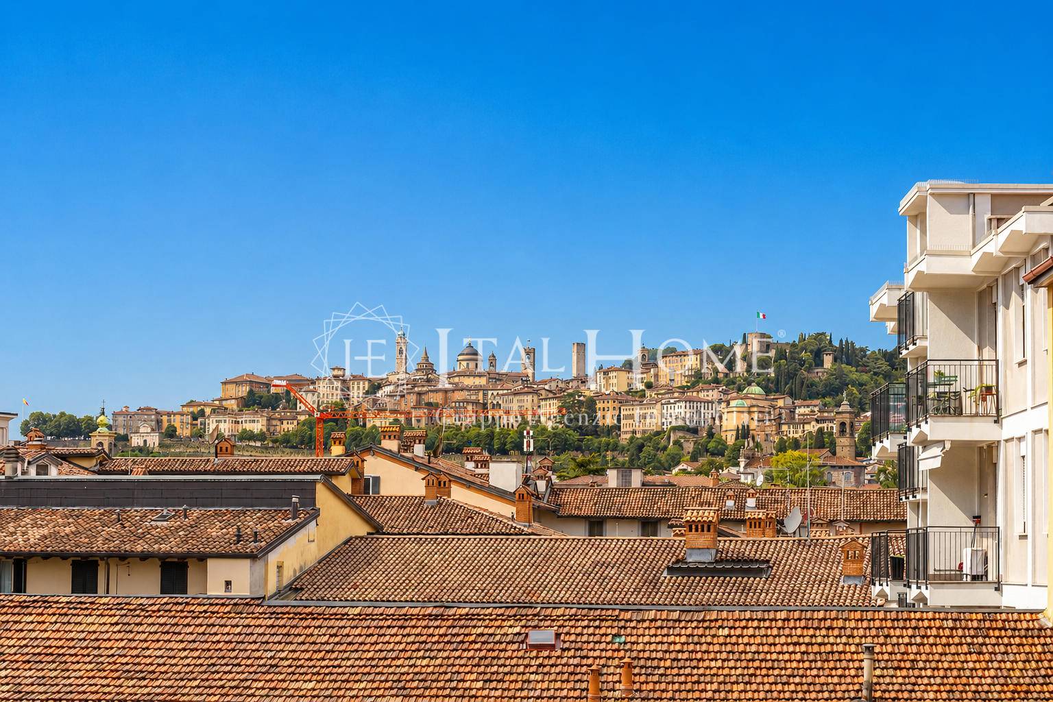 PIAZZA S. ANNA - NUOVA INIZIATIVA IN PALAZZO STORICO- VENDESI APPARTAMENTO CON LOGGIA -VISTA CITTA' ALTA DA CARTOLINA. DA FINIRE.