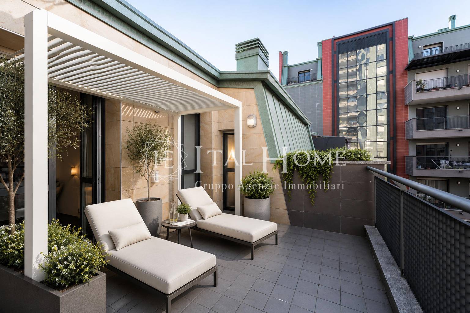 VIVI MILANO DA UNA PROSPETTIVA DIVERSA -  BELLISSIMO ATTICO CON TERRAZZA STELLARE - PRATICAMENTE NUOVO - FULL OPTIONAL.