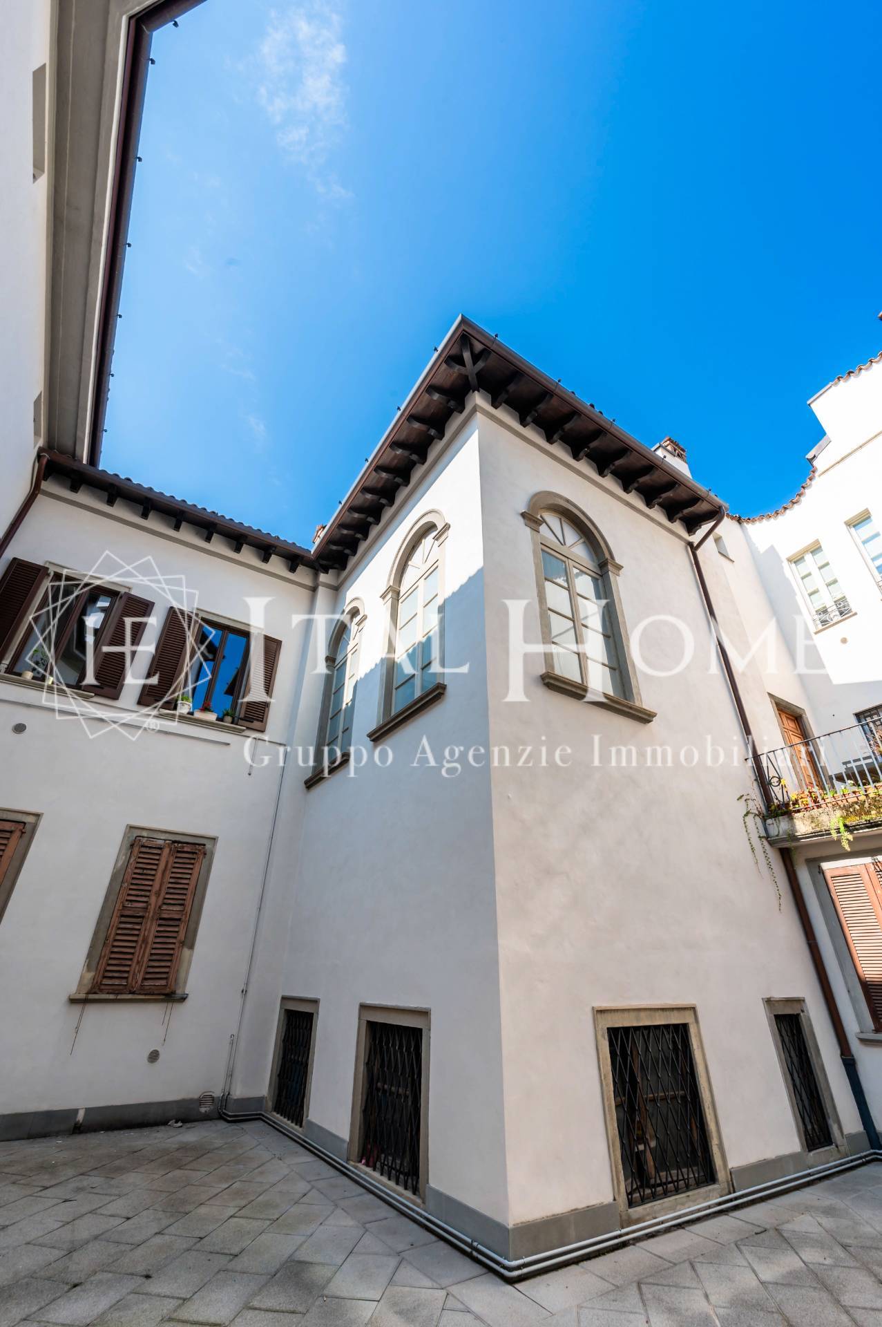 DIMORA OTTOCENTESCA – FASCINO STORICO, GRANDE POTENZIALE- PORZIONE DI NOBILE PALAZZO IN VENDITA CON BALCONE PRIVATO.