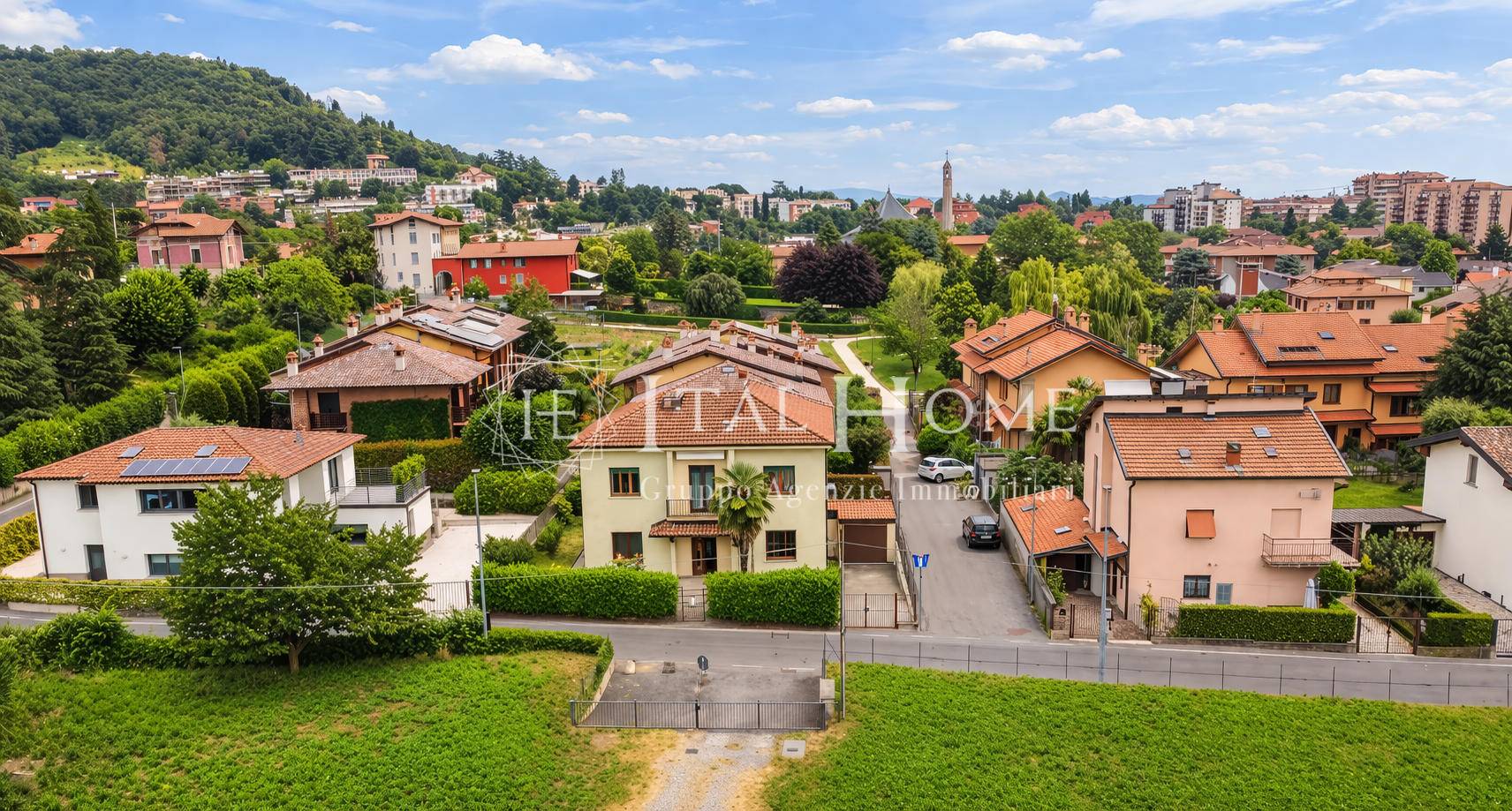BERGAMO- SAN COLOMBANO- AI PIEDI DELLA COLLINA- PRIVATO VENDE PORZIONE DI VILLA BIFAMILIARE, LIBERA SUI 4 LATI CON GIARDINO, BALCONATE E BOX.